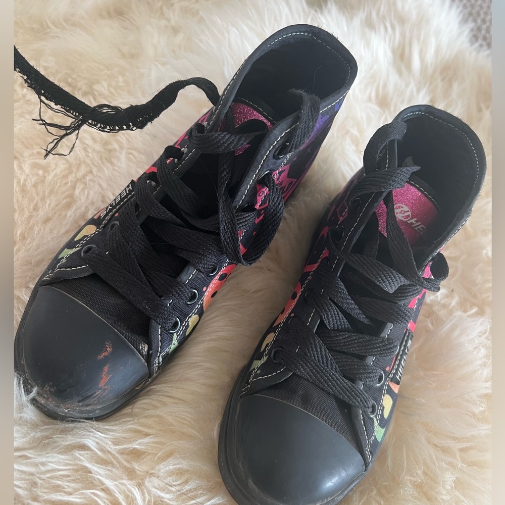 Heelys YT size 7. One lace is broken. The rolls for under the shoe is missing.